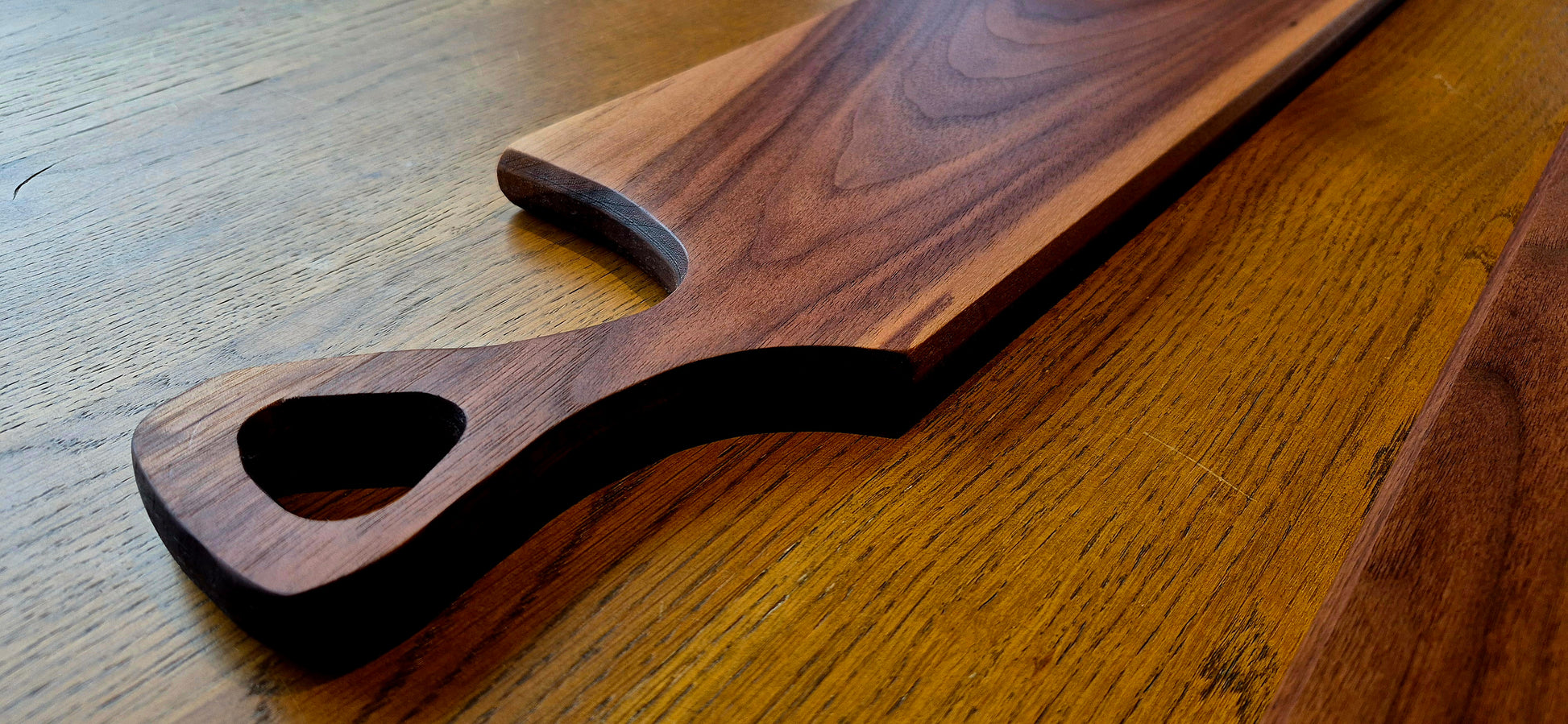 Close‑up detail of oiled walnut wood finish and smooth edge